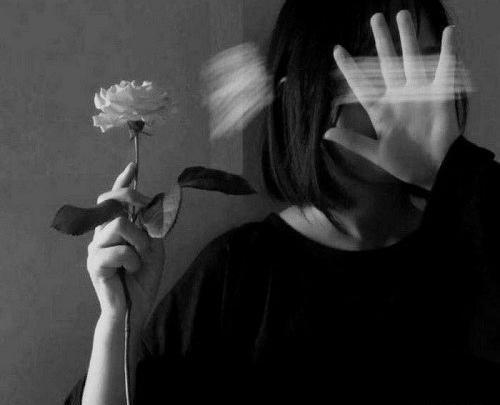 عکس پروفایل دخترونه خفن لاتی سیاه سفید پسرانه