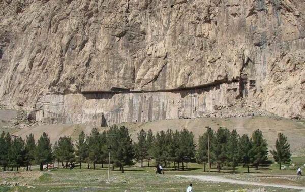 عکس کوه بیستون زیبای خفته