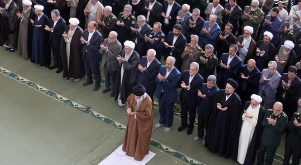 عکس رهبری در نماز عید فطر
