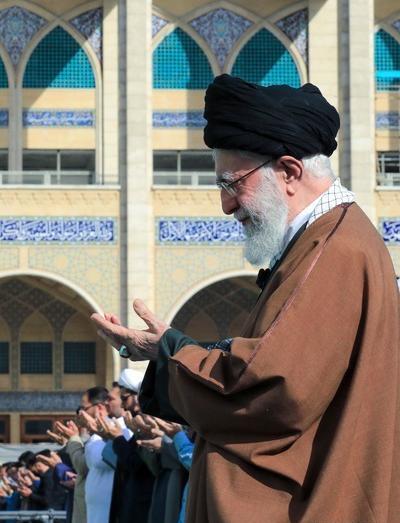 عکس رهبری در نماز عید فطر