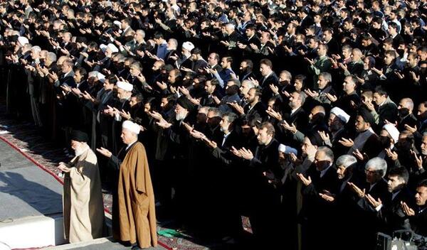 عکس رهبری در نماز عید فطر
