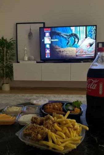 عکس فیک فیلم دیدن با لپ تاپ