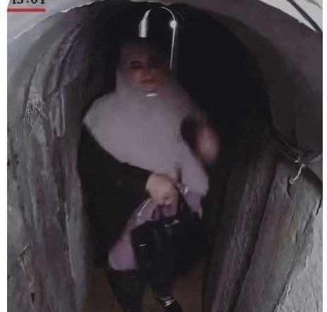 عکس سنوار روی مبل خانه اش