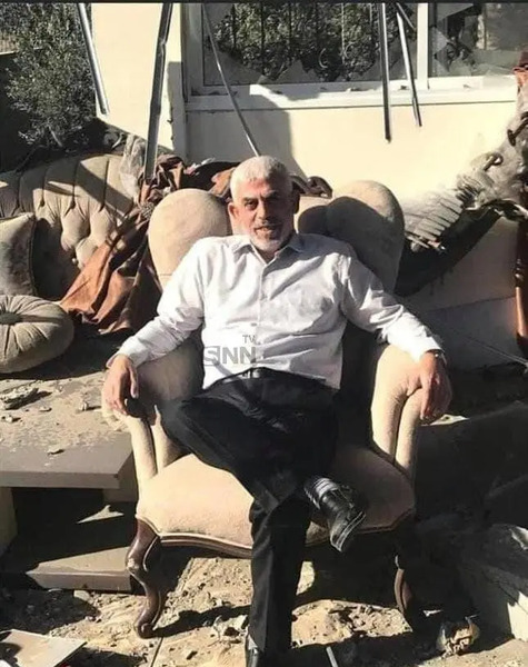 عکس سنوار روی مبل خانه اش