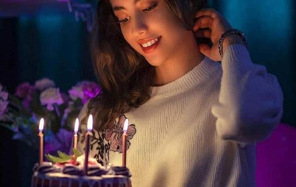 ژست عکس تولد با کیک تو کافه