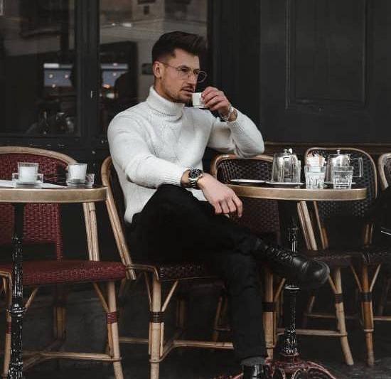 ژست عکس تولد با کیک تو کافه