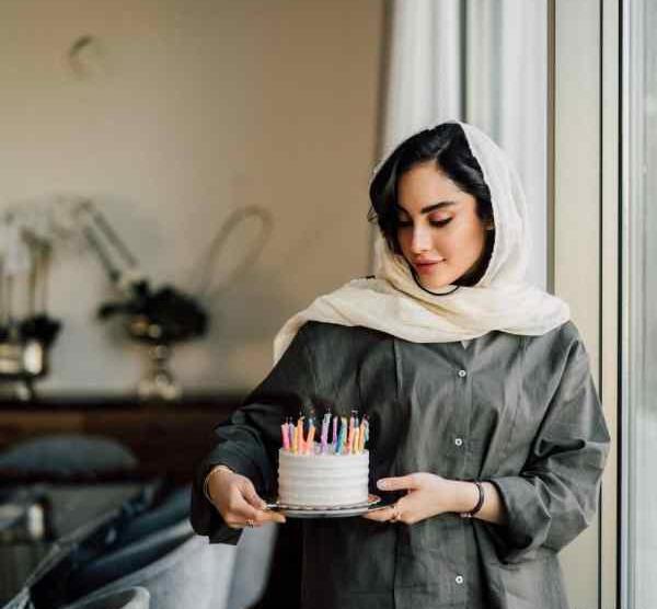 ژست عکس تولد با کیک تو کافه