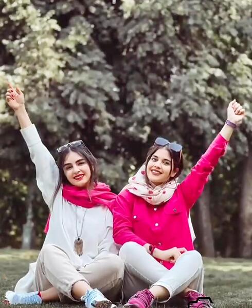 ژست عکس دوستانه دخترانه در مدرسه