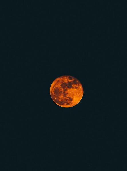 عکس ماه در شب برای پس زمینه گوشی