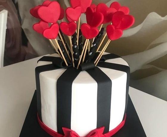 عکس کیک با روبان مشکی