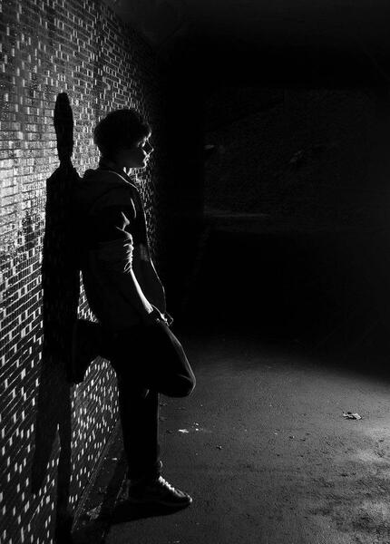 عکس پسر تنهای غمگین