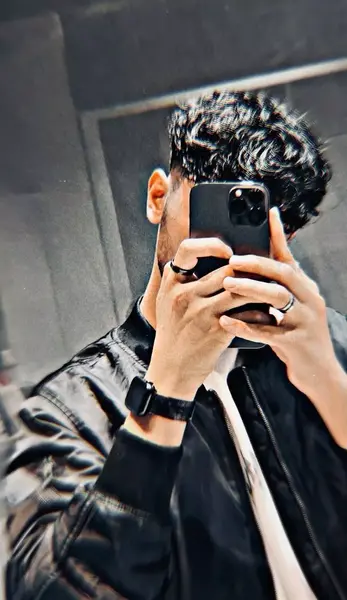 عکس پسر با گوشی ایفون برای پروفایل
