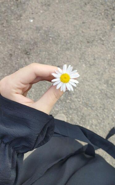 عکس دخترانه با گل برای پروفایل
