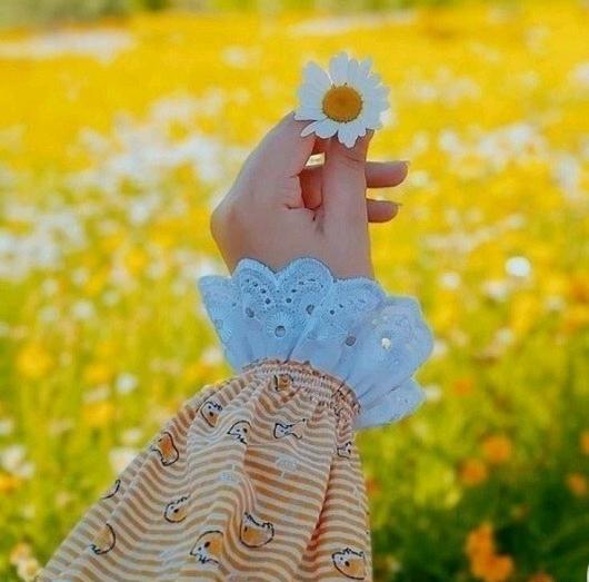 عکس دخترانه با گل برای پروفایل
