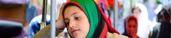عکس دخترانه با پرچم افغانستان