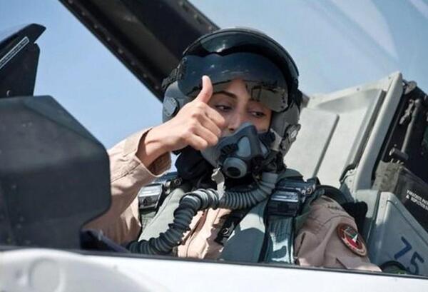 عکس خلبان زن جنگنده