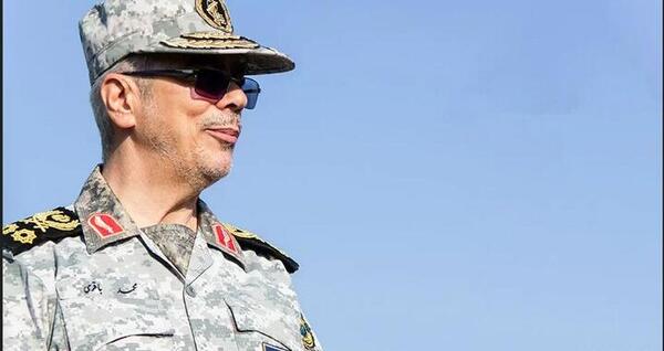 عکس سرلشکر باقری در تخت جمشید