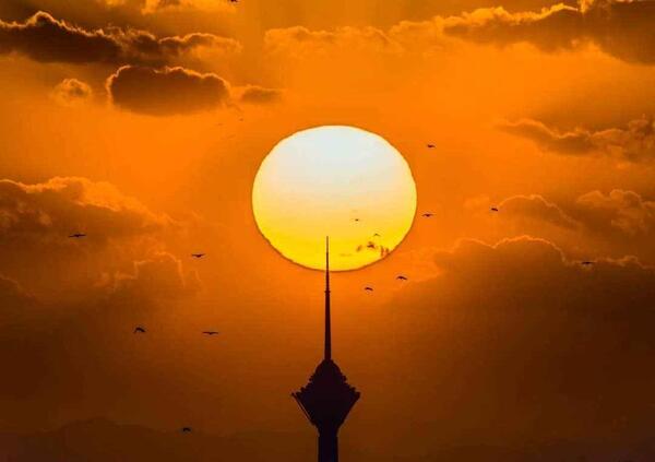 عکس برج میلاد در غروب