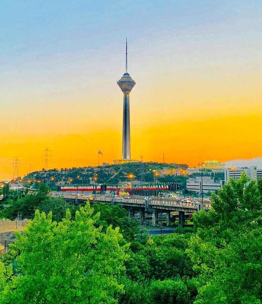 عکس سیاه سفید برج میلاد