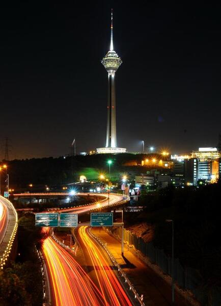 عکس از برج میلاد تهران در شب