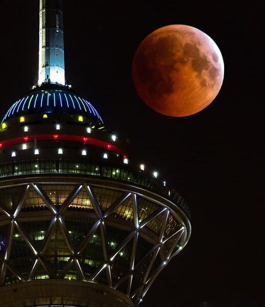 عکس از برج میلاد تهران در شب