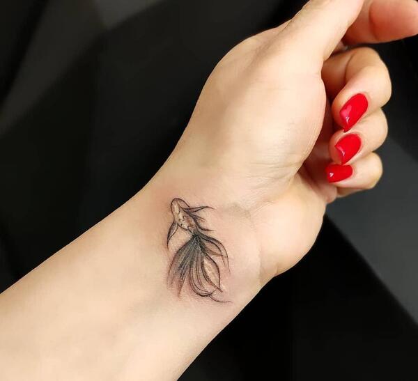 عکس تاتو روی مچ دست زنانه