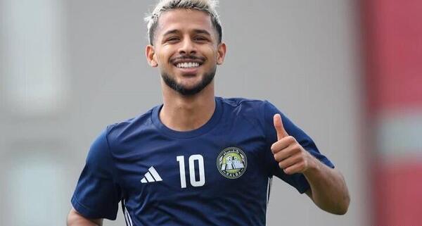 عکس مهدی قائدی در لباس پرسپولیس