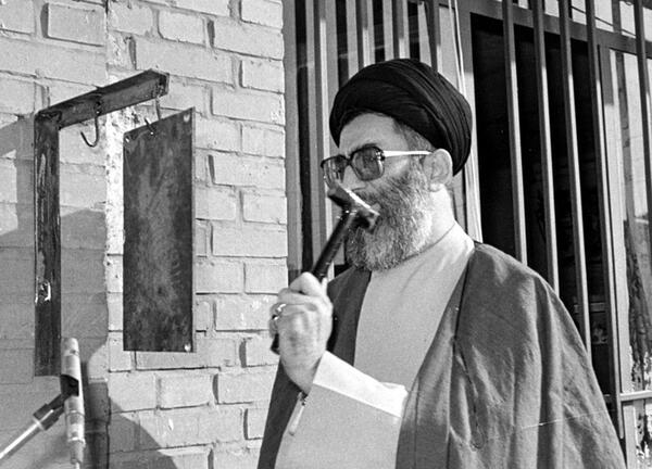 عکسهای خامنه ای با پیپ