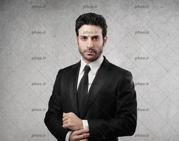 عکس کت شلوار مشکی با کراوات قرمز