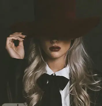عکس دختر با کراوات برای پروفایل