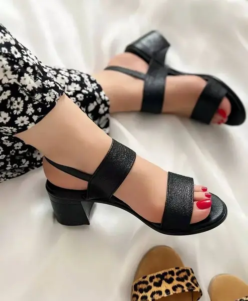 عکس کفش تابستانه دخترانه مشکی