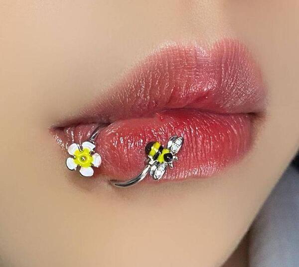 عکس پیرسینگ لب دخترانه