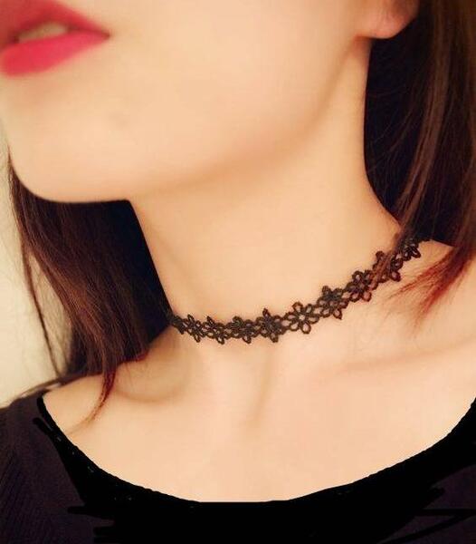 عکس گردنبند دخترانه چسبیده به گردن