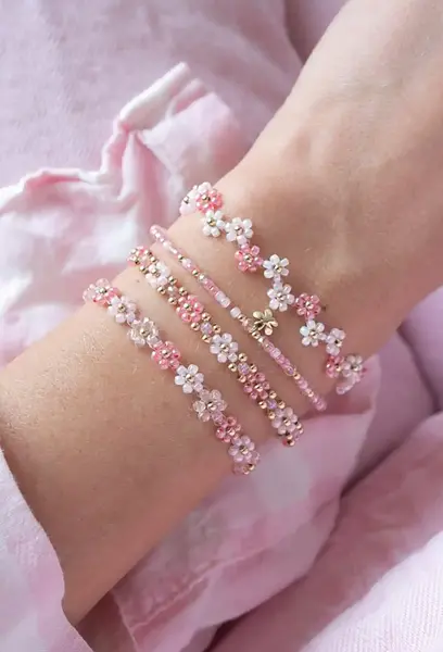عکس دستبند دخترانه ساده با مهره