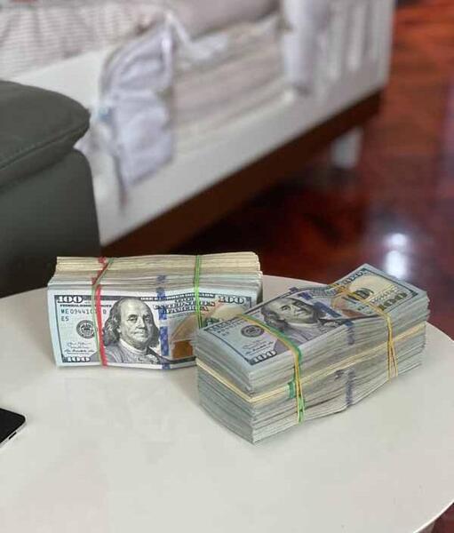 عکس کیف پول پر از دلار