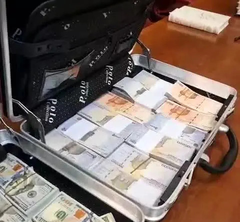 عکس کیف پول پر از دلار