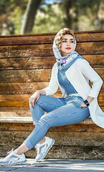 عکس روی صندلی پارک