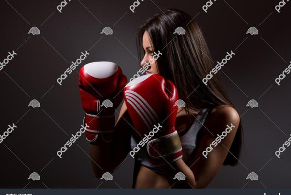 عکس کیسه بوکس با دستکش