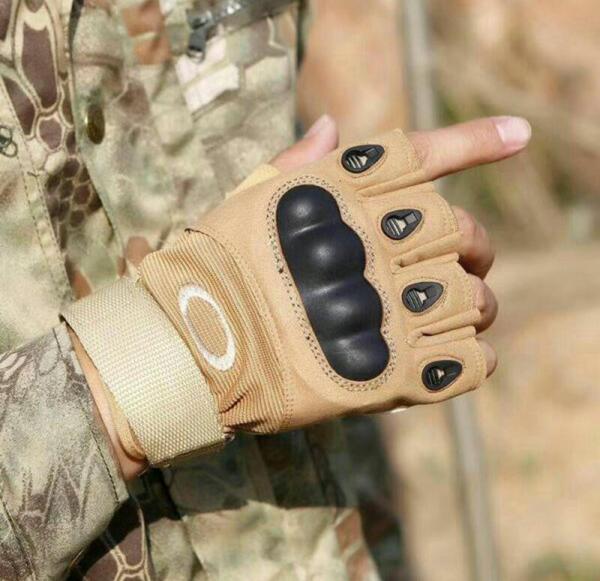 عکس دستکش نیمه انگشتی