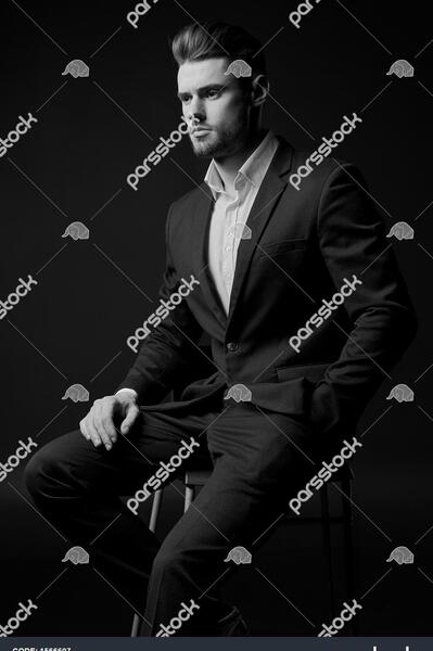عکس یک مرد با کت شلوار