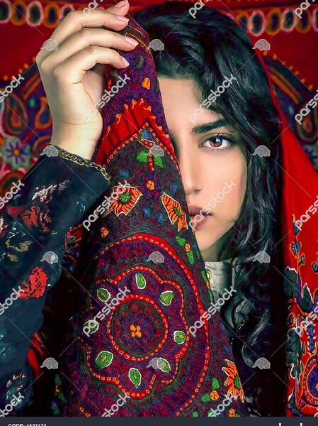 عکس دختر با روسری قرمز