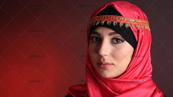 عکس دختر با روسری قرمز