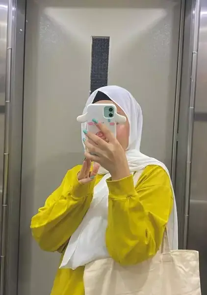عکس دختر با روسری زرد