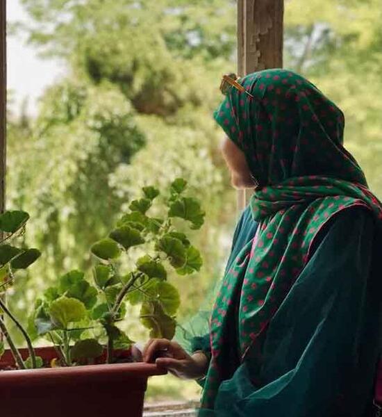 عکس زن با روسری برای پروفایل