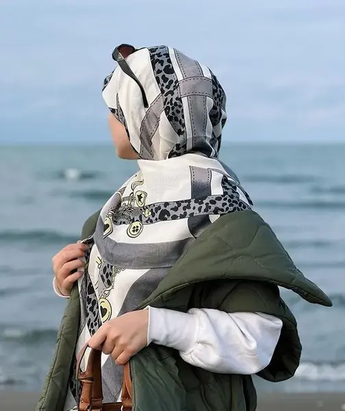 عکس دختر با شال زرد