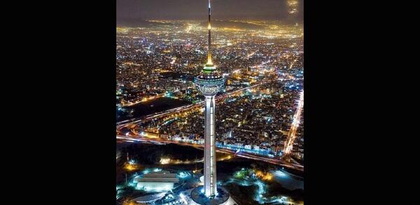 عکس برج میلاد در شب بارانی