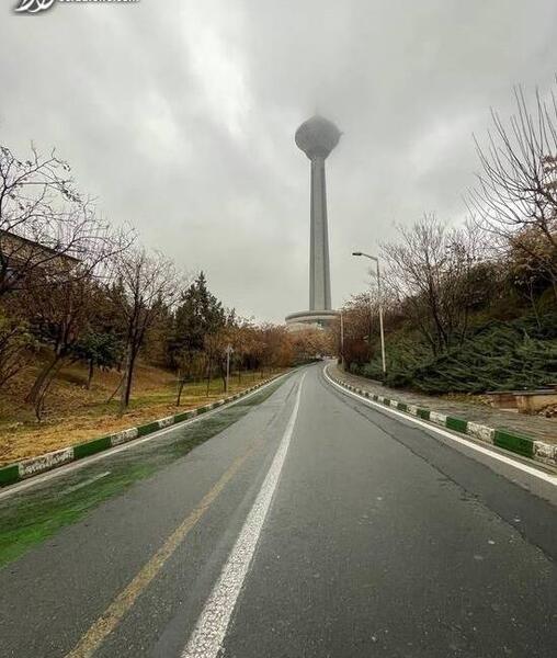 عکس برج میلاد در شب بارانی