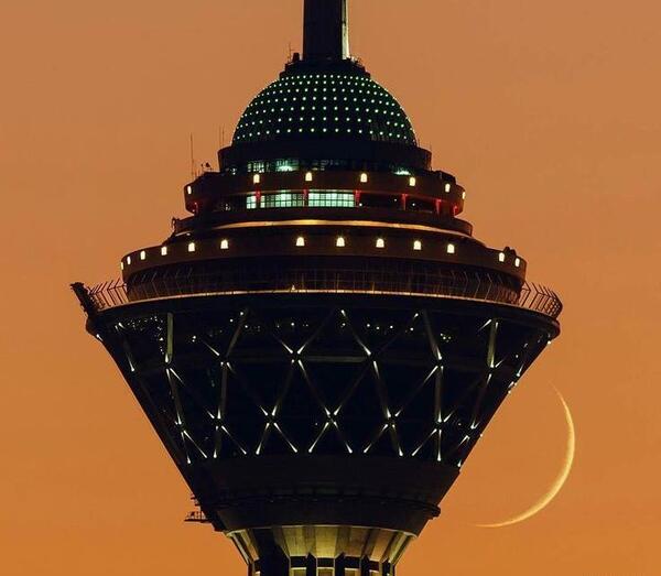 عکس برج میلاد در شب بارانی