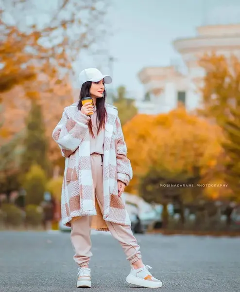 ژست عکس با پالتو دخترانه