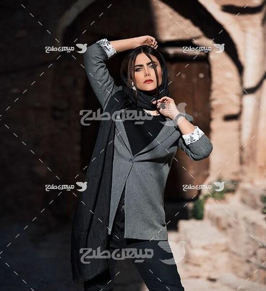 ژست عکس با پالتو دخترانه